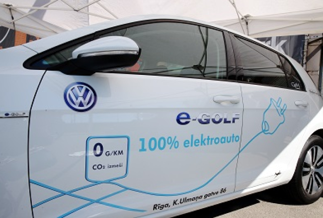 Elektrisko transportlīdzekļu salidojums iepirkšanās centra "Olimpia" auto stāvvietā.