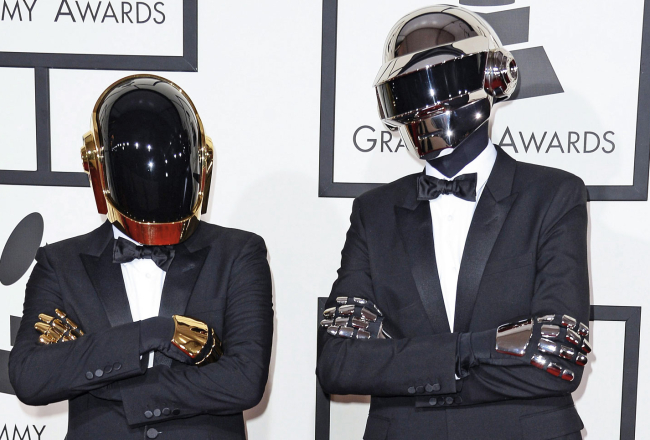 Franču elektroniskās mūzikas duets Daft Punk, kas nekad publiski nerāda savas sejas, no ikgadējās prestižās ASV ierakstu akadēmijas mūzikas balvas Grammy ceremonijas mājās devās kopumā ar piecām balvām, ieskaitot par Gada labāko albumu. Laureātu vidū šogad arī baltieši — igauņu komponista Arvo Perta opuss Adam’s Lament, kura ierakstā piedalījies arī Latvijas Radio koris un orķestris Sinfonietta Rīga, atzīts par labāko kora sniegumu