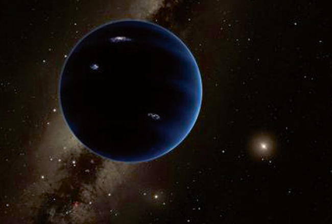 Divi ASV astronomi Konstantīns Batigins un Maiks Brauns paziņojuši, ka atraduši pierādījumus par devītās planētas pastāvēšanu Saules sistēmā. Pierādījumi gūti ar matemātisku modelēšanu un datorsimulācijām, taču pati planēta nav redzēta. Objektam ir izstiepta orbīta aptuveni 20 reižu tālāk no Saules nekā no tās tālākajai planētai Neptūnam. Attēlā: mākslinieka vīzija par to, kā izskatās devītā planētā, tālumā redzama Saule.