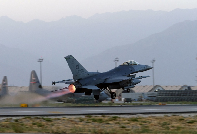"F-16" paceļas no lidlauka Afganistānā. Foto: Reuters/LETA