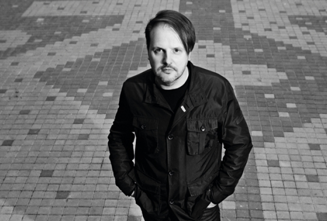 Arnis Dimiņš: «Cilvēku apziņā valda nepareizs priekšstats par telpu un harmonisku vidi. Sabiedrība krasi nodala privāto telpu no publiskās, tāpēc vide, kurā mēs dzīvojam, ir izveidojusies ar izteikti atšķirīgiem standartiem». Foto — Reinis Hofmanis, F64