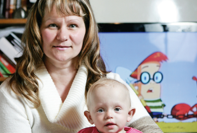 Valmieriete Anita Liepiņa bijušā kolēģa meitai Mārai Miķei ziedojusi daļu savu aknu. Foto — Reinis Hofmanis, F64