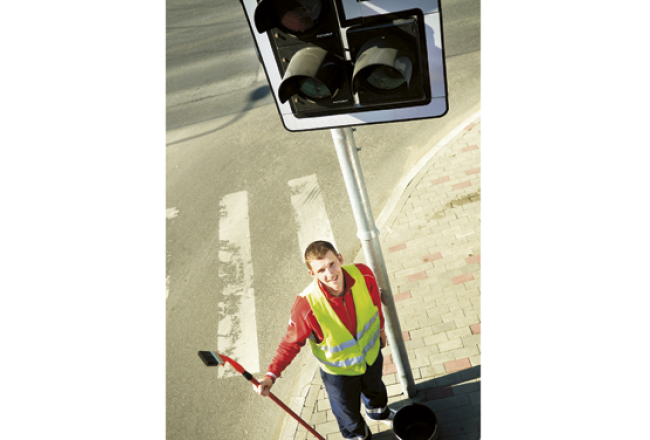 Kabeļu līniju elektromontieris Edgars Krūze ar kolēģi Juri ir vienīgie, kuri trīsreiz gadā mazgā luksoforus 340 Rīgas krustojumos. Foto — Gatis Gierts, F64