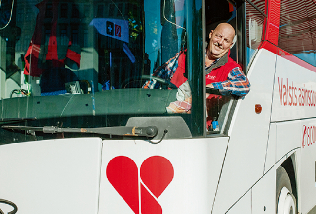 Par asinsdonoru autobusa šoferi Igors Pčelins strādā astoto gadu. «Patīkami braukt. Bieži vien citi šoferi dod ceļu, gluži kā ātrajai palīdzībai.»
