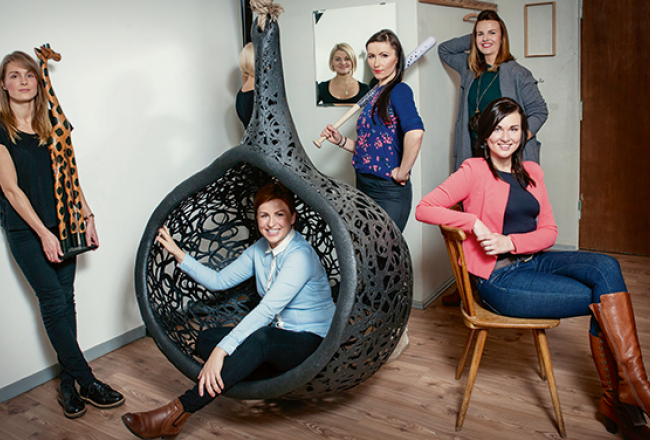 Latvian Voices — Zane Stafecka (no kreisās), Andra Blumberga, Laura Leontjeva (spogulī),  Laura Jēkabsone, Elīna Šmukste, Nora Vītiņa (aizmugurē). «Sešus gadus esam bijušas kopā daudz ilgāk un intensīvāk nekā ar savām ģimenēm un draugiem. Skaidrs, ka tikai labākās draudzenes var tā darīt. Mums pat ir teiciens: «Ja visas, tad visas!»»