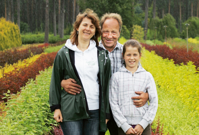 Baltezera dārzniecības līdzīpašnieks Varis Kazaks ar sievu Anitu un meitu Selīnu.