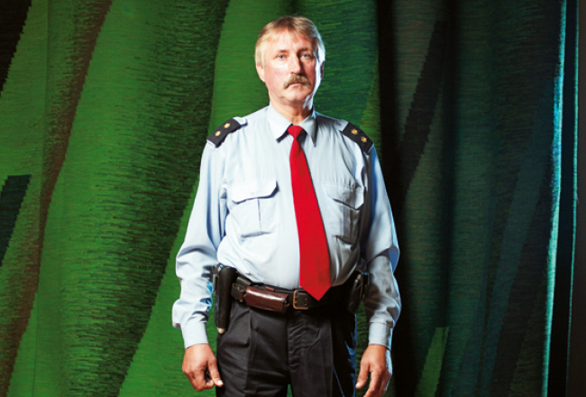 Stendes pašvaldības policists Ilmārs Deksnis svētkos pilda divus pienākumus: spēlē grupā Stende un, ja redz kautiņu, dodas to izšķirt.