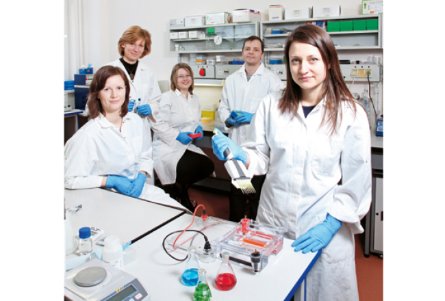 Latvijas Biomedicīnas pētījumu un studiju centra komanda — Zane Kalniņa (no kreisās), vadītāja Aija Linē, Pāvels Zajakins, Irēna Meistere un Karīna Siliņa — kuņģa vēža antivielas ir centusies atšifrēt piecus gadus. Sasniegtie rezultāti saviļņojuši zinātnes prātus ne tikai Latvijā.