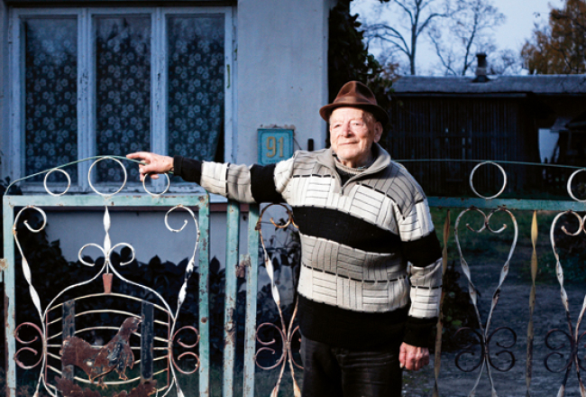 «Reiz rēķināju: ja manas mucas saliktu rindā, iznāktu no Smiltenes līdz Pliskavai. Katra muca — metrs, pa gadu vismaz 300 uztaisīju,» lepojas Alberts Mednis, kurš 8.septembrī nosvinēja 100. dzimšanas dienu. «Tā strādāju 80 gadus līdz 97 gadu vecumam.»