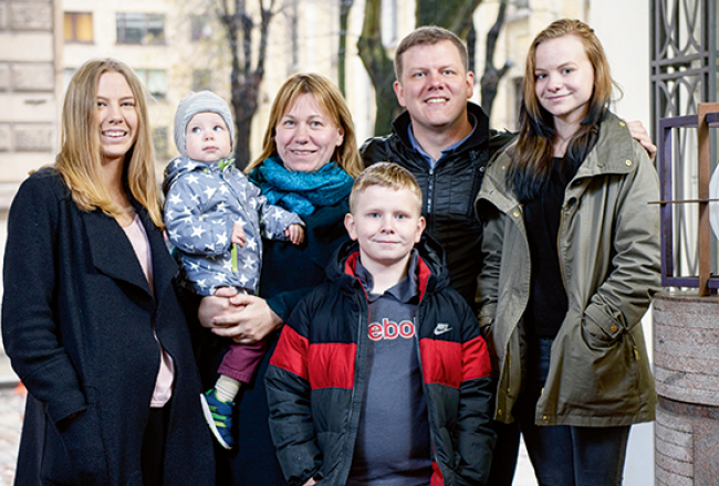 Ēriks Ešenvalds ar sievu Inesi un bērniem (no kreisās) — Emīliju Emmu, Tomasu Tomu (klēpī), Mārtiņu Mārci un Elizabeti Betu.