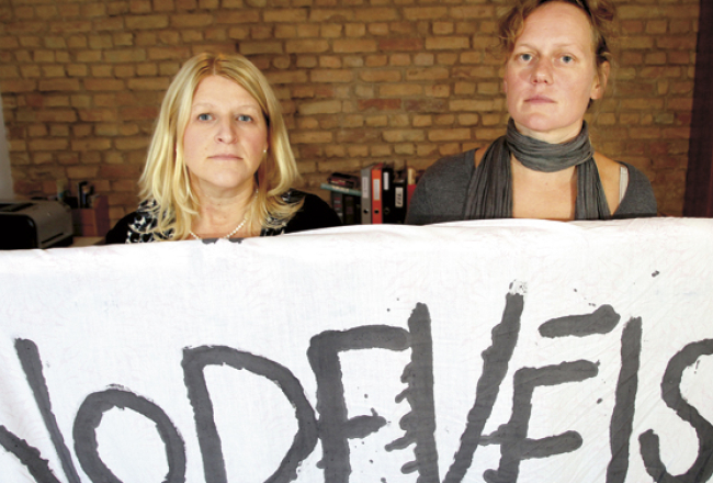 Divus vakarus Aina Līsmane (no labās) un Karīna Muzikante protestēja pret Zatlera Reformu partijas vēlmi veidot valdību ar Saskaņu. Par to Ainu nogādāja policijā.