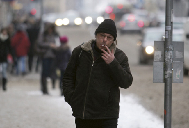 Uz ielas. Pēc avīzes Telegraf īpašnieka maiņas Aleksandrs Krasņitskis piespiests aiziet no redaktora amata. Foto — Lauris Vīksne, F64
