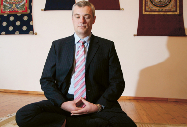 Helmūts Ancāns: «Mūsdienu cilvēks visu laiku ir skrējis pakaļ materiālajai labklājībai cerībā, ka tā dos prāta mieru un laimes sajūtu. Ar laiku viņš ir konstatējis, ka tas līdzinās sālsūdens dzeršanai — jo vairāk dzer, jo vairāk vajag». Foto — Lauris Vīksne, F64