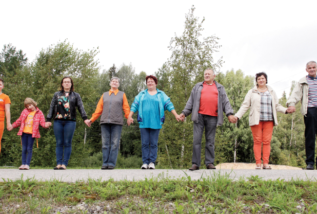 «Baltijas ceļā» Vecpiebalgā šogad. No kreisās: Uldive Baltputna, Luīze Baltputna, Līga Baltputna, Anna Baltputna, Edīte Baltputna, Andris Baltputns, Agrita Eškina un Ģirts Eškins.