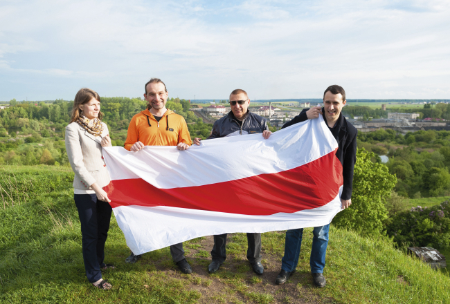 Opozicināri Volkoviskas pilsētiņā ap 300 km no Minskas: kristīgi demokrātiskās partijas līderi Volha Severieneca (pa kreisi) un viņas dzīvesbiedrs Paviels (pa labi), bijušais politieslodzītais Mikalajs Autuhovics (otrais no labās) un Aliksandrs Vasiļjejs. Rokās 1918.gada Baltkrievijas Tautas Republikas karogs, kuru izmantoja arī dažus gadus pēc PSRS sabrukuma.