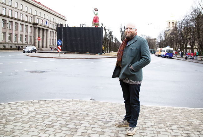 Aigars Bikše pie melnādainās Bārbijas tās uzstādīšanas laikā.