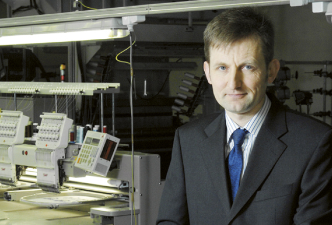 Kad Destra–Label īpašnieks Alvis Bukovskis sāka savu biznesu, vidējā alga Alūksnē bija ap simt latu, bet viņa kredītsaistības — vairāk nekā tūkstotis mēnesī. Pirmās profesionālās izšūšanas mašīnas maksājušas tikpat, cik labs mersedess — 40 000 eiro. Foto — Gints Ivuškāns, F64