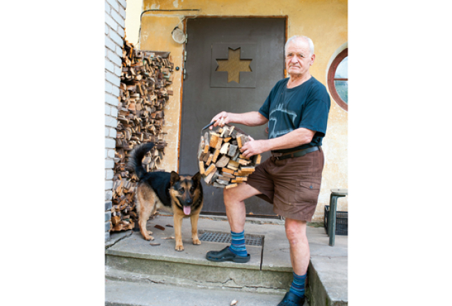 Pie mājām Tartu, kur dzīvo jau 40 gadus.