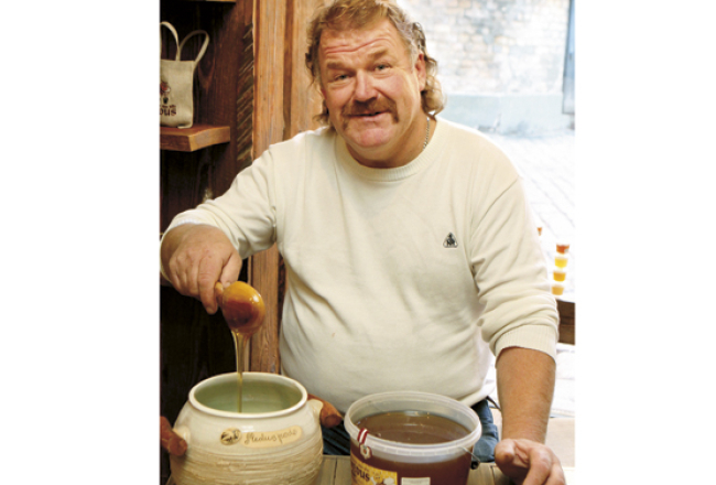 «Ar medu varbūt nevar kļūt stāvus bagāts, bet pārtikt var,» saka Jānis Sulutaurs. «Tas vienīgi prasa ilgu, rūpīgu un pacietīgu darbu». Foto — Kaspars Krafts, F64