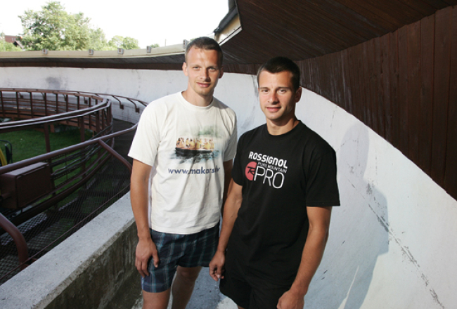 Martins (pa labi) un Tomass Dukuri Siguldas trasē. Vasarā to mēdz lietot tikai pārgalvji, bet paši sportisti trenējas sporta zālē. Foto — Mārtiņš Zilgalvis, F64
