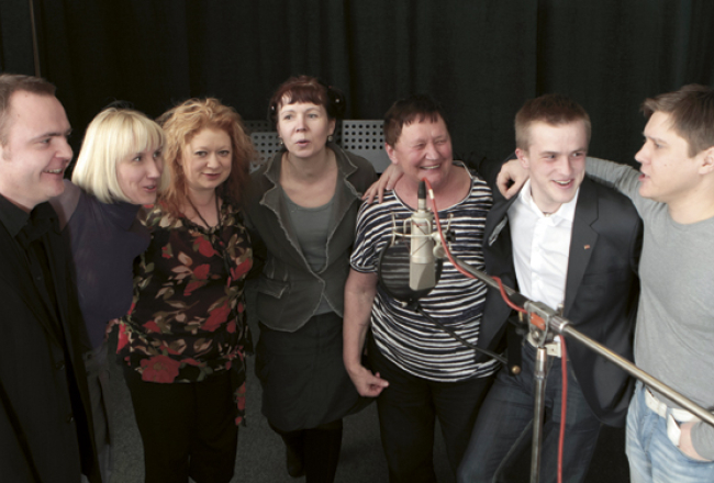 Bijušie Dzeguzēni un viņu vadītāja. No kreisās: Viesturs Jansons, Ilze Jaunalksne, Leonarda Ķestere–Kļaviņa, Kristīne Jurjāne, Daila Martinsone, Kārlis Būmeisters un Mārtiņš Egliens. Foto — Jānis Saliņš, F64