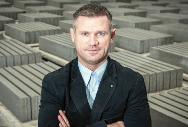 «Man vismazāk pieder, tāpēc visvairāk jāstrādā,» smejas Dairis Drīksne, angļu filologs pēc izglītības, kas sešos gados kļuvis par bruģa ražotnes Eko bloks galveno dzinējspēku.