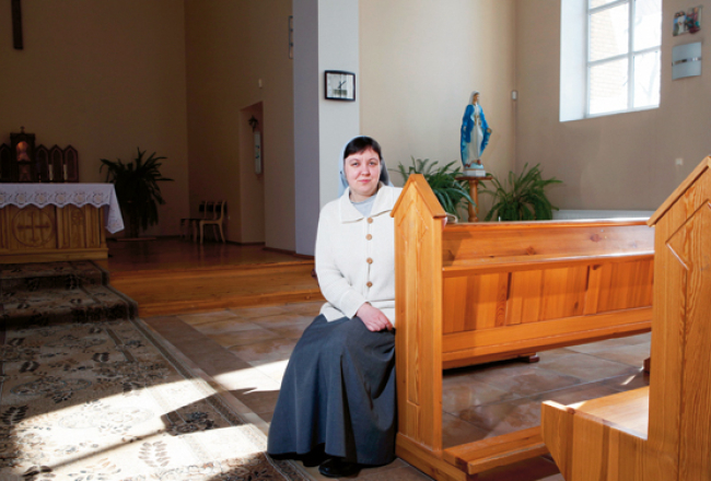 «Pasaule bija noilgojusies pēc tēva. Pēc vienkāršības, cilvēcības,» par jauno pāvestu Francisku saka māsa Emanuēla, kas strādā Kauņā. Uz brīdi viņa viesojās dzimtajā Latgalē.