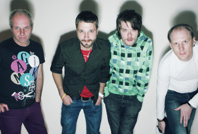 Radiodīdžeji Artis Volfs (no kreisās), Egons Reiters, Toms Grēviņš un Māris Žigats. Foto — Jānis Saliņš, F64