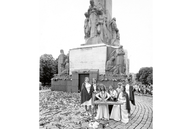 1987.gada 14.jūnijā Spārīte ar Gunu (vidū sēž) pēc koncerta aizgāja pie Brīvības pieminekļa un vienkārši sāka spēlēt.