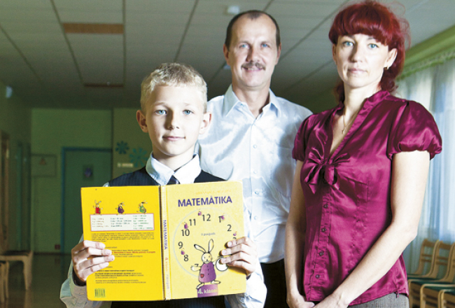 Natālijas un Mihaila Korotkovu ģimenē runā krieviski, tomēr abi dēli ir mācījušies latviski, jaunākais — jau no bērnudārza. Ģimene atzīst, ka sākumā bažījušies, kā dēliem klāsies mācībās, tomēr rezultāts izrādījies negaidīti pozitīvs. Foto — Nora Krevņeva, F64