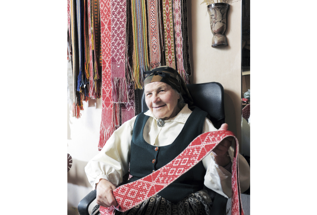 Audēja Aina Grīnvalde priecājas, ja kāds viņu iztaujā par Lielvārdes jostas zīmēm, jo tās, viņasprāt, katram jostas valkātājam dod spēku un pārliecību par sevi.