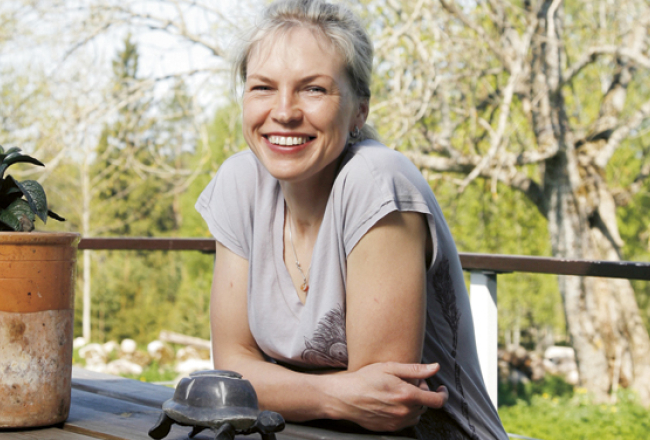 Ingas Ābeles darbi top Allažu pagasta Stiķenos. Uz etnogrāfiski skaisto lauku viensētu, kurp no Siguldas ved neasfaltēts ceļš, rakstnieci atvilinājis tāds pats sapņotājs kā viņa — gaisa balonu pilots Gunārs Dukšte. Foto — Mārtiņš Zilgalvis, F64