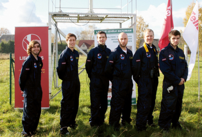 Zinoo-1 apkalpe. No kreisās: Ansis Rezgalis (novērošanas komanda), Mārcis Priedītis un Alvis Sokolovs (palaišanas komanda), Pauls Irbins (lidojuma vadības centrs), Mārtiņš Malcenieks (glābšanas komanda), Jānis Dunkurs (novērošanas komanda).