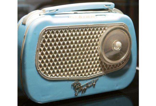 VEF radioaparātu izceltie skaļruņi brīžiem atgādina 30.gadu auto uzkrītošās radiatoru restes. Foto — Raitis Plauks, F64