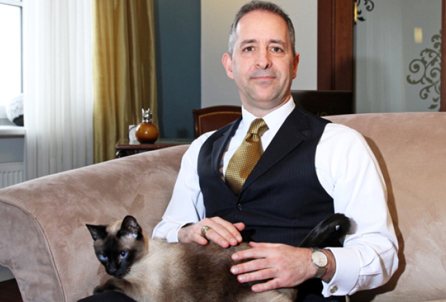 «Divas dienas pa 18 stundām! Režisors Jānis Nords ir perfekcionists,» par filmēšanos LIAA jaunajā video saka Rīgā dzīvojošais amerikānis Deivids Holahans. Honorāru viņš atdevis Ziedot.lv — ir lepns par iespēju brīvprātīgi reklamēt Latviju.