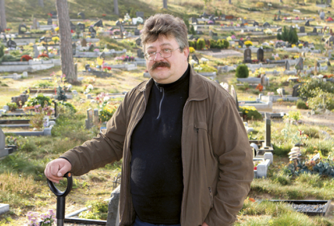 «Pārdzīvojums ir liels kā cilvēka bērēs. Esam pat ātros saukuši,» stāsta Andris Krūmiņš–Krūms, kurš dzīvnieku kapsētā strādā sesto gadu. Foto — Kaspars Krafts, F64
