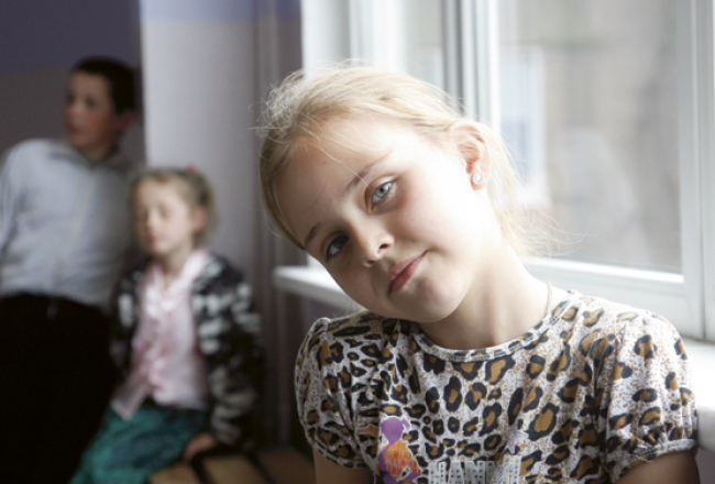 3.klases skolniece Karīna Baļuka izglāba slīkstošo brāli, veicot sirds masāžu un izsaucot neatliekamo medicīnisko palīdzību. Foto — Mārtiņš Zilgalvis, F64