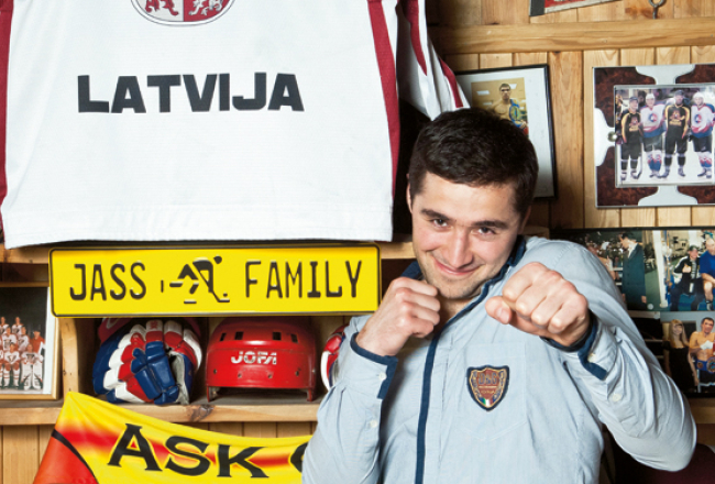 Koba stāsta, ka Latvijas izlasē ir laba gaisotne un ar katru spēli komandas gars kļūst stiprāks. «Paldies faniem, kuri atbraukuši atbalstīt komandu!»