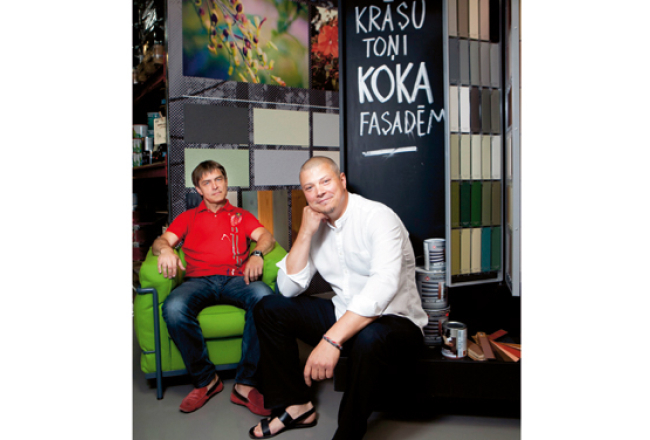 Krāsu servisa līdzīpašnieki Kristians Gabaliņš (pa labi) un Juris Robežs.