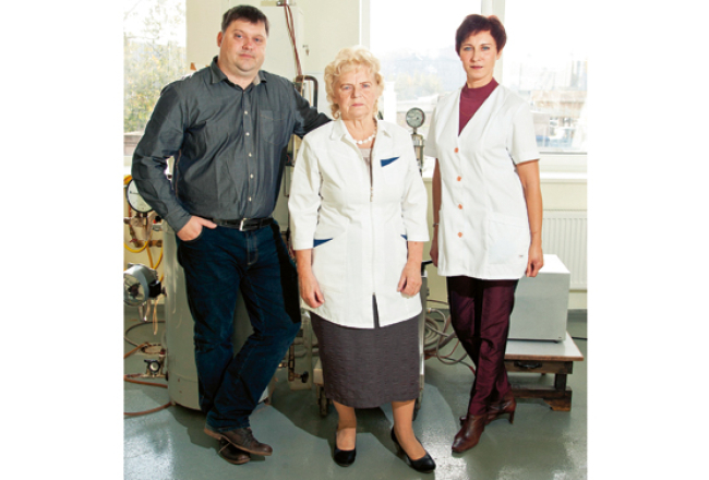 Preparāta Larifan autore un uzņēmuma Larifāns valdes priekšsēdētāja Guna Feldmane, valdes loceklis Roberts Feldmanis, ražošanas farmaceite un kvalitātes kontroliere Kristīne Saliniece.