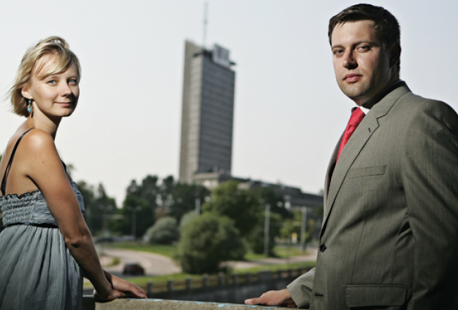 Zane Peneze kā ziņu raidījuma Panorāma politikas reportiere nostrādājusi četrus gadus, bet Kristaps Pētersons LTV projektos ir bijis trīs gadus. Foto — Reinis Hofmanis, F64