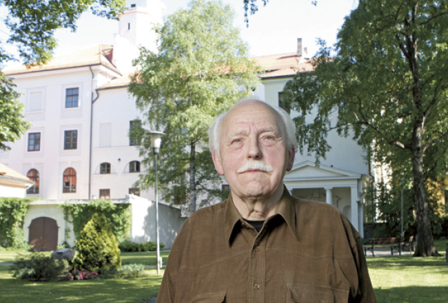 Rolands Majors ir ugunsdrošības inspektors prezidenta pilī. Viņš atbild arī par septiņiem antīkajiem pulksteņiem un vada ekskursijas pa pili. Foto — Kaspars Krafts, F64