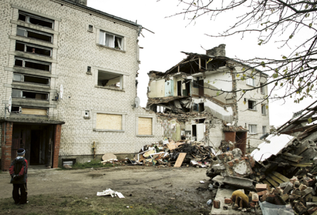 18 dzīvokļu mantas izgāztas kaudzēs pie nama ieejas un aizmugurē: krustu šķērsu zābaki, gultas pārklāji, rotaļlietas, trauki un grāmatas, dokumenti.