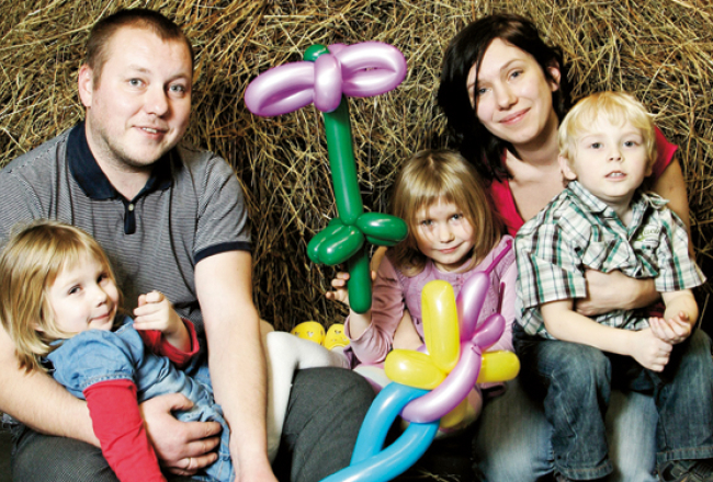Guntars Meluškāns ir Draugiem.lv radošais direktors, Sindija — Mammamuntetiem.lv radītāja. Attēlā ar meitām Annu un Grietu, un adoptēto Daniēlu. Fotografēšanās brīdī klāt nebija vecākā dēla Dāvja.