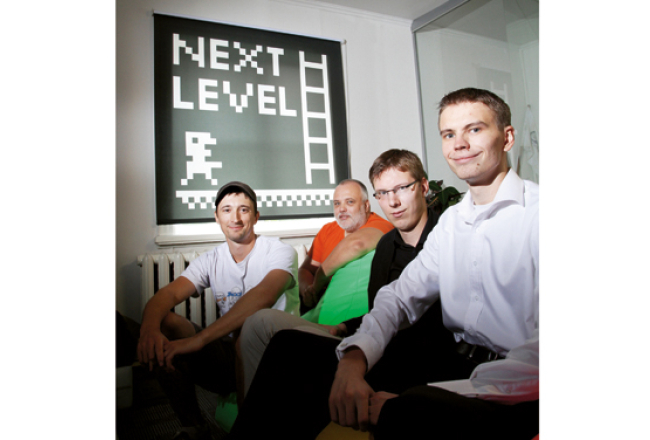 Next Level līdzīpašnieki Ansis Kļaviņš (no labās), Andrejs Kļaviņš, Raimonds Ūdris un Aivars Baranovs ir pārliecināti, ka tieši pozitīvas emocijas ģenerējoša datorspēle ilgtermiņā būs daudz ienesīgāka par asiņainu kara spēli.