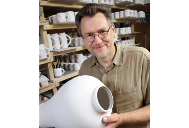 «Mums nav vērts ražot to, ko citi var uztaisīt vairāk un lētāk. Mēs ražojam to, ko citi uztaisīt nevar un nevarēs,» saka Piebalgas Porcelāna fabrikas īpašnieks Jānis Ronis.