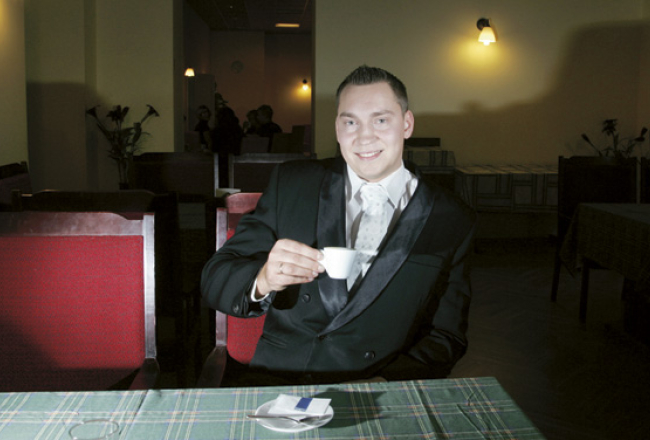 Renārs Lazovskis novērojis, ka iecienītākie alkoholiskie dzērieni Saeimas kafejnīcā ir konjaks, balzams, rums un šņabis. Vismazāk deputāti bauda vīnu. Foto — Rūta Kalmuka, F64