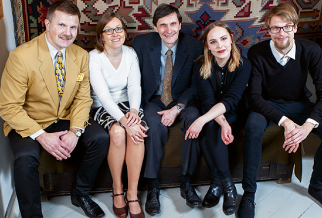 Ansis (no labās), Laurance, Alvils, Aija un Miks Rozentāli — Latvijas Mākslas akadēmijas students un topošā mākslas zinātniece, interjerists, tulkotāja un astrologs — nes Jaņa Rozentāla radošos gēnus jau piektajā paaudzē.