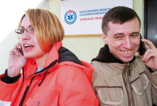 «Gribam vēl stundu parunāt, mums ir, ko teikt cilvēkiem!» telefonsarunu maratona organizatoriem lūgušies Tatjana Fjodorova un Leonīds Romanovs. Viņi ar Patriku Zvaigzni un Kristapu Štālu naktī uz pirmdienu uzstādīja pasaules telefonsarunu rekordu — 54 stundas un 5 minūtes.