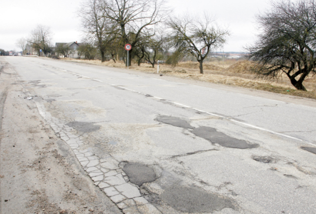 Via Baltica maģistrāle pie pagrieziena uz Baldoni pašlaik ir kā veļas dēlis. Šogad segumu beidzot paredzēts atjaunot. Foto — Mārtiņš Zilgalvis, F64